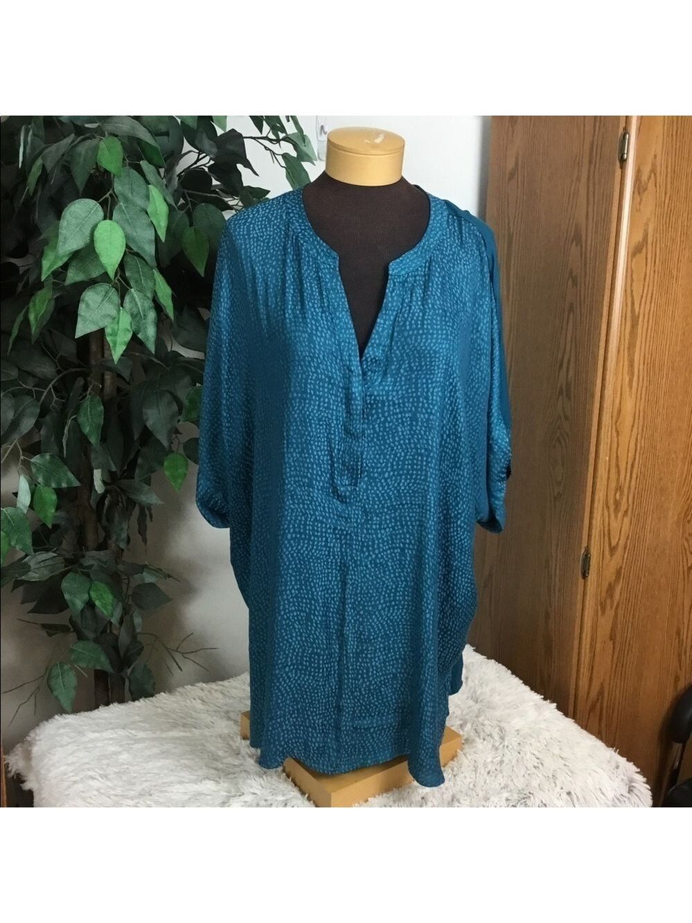 Lane Bryant 26/28 short sleeve vneck with hidden buttons bluish green